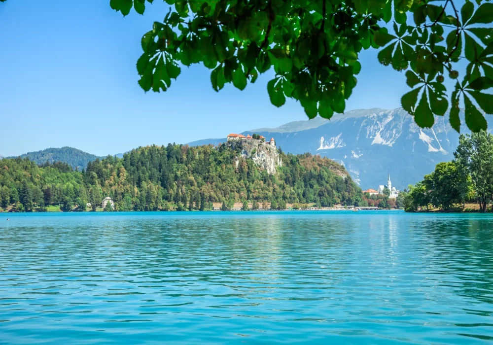 Les 10 Lacs Enchantés de Savoie: Joyaux Naturels à Découvrir