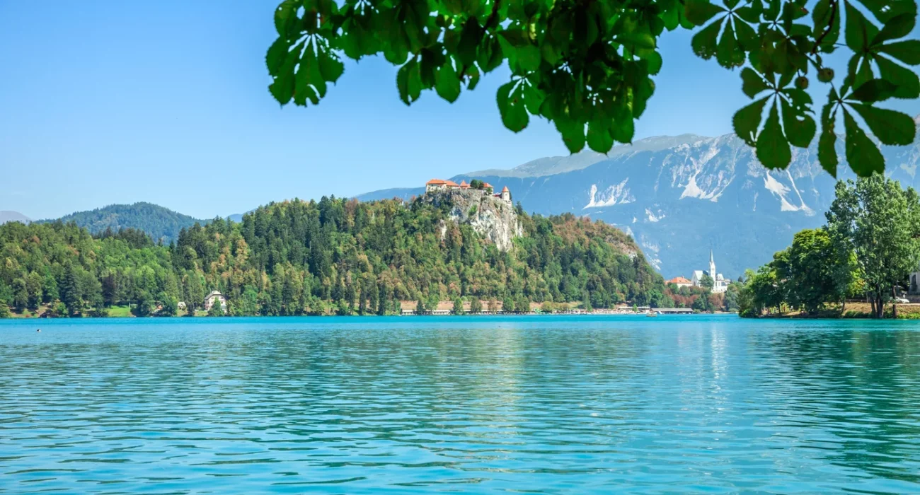 Les 10 Lacs Enchantés de Savoie: Joyaux Naturels à Découvrir